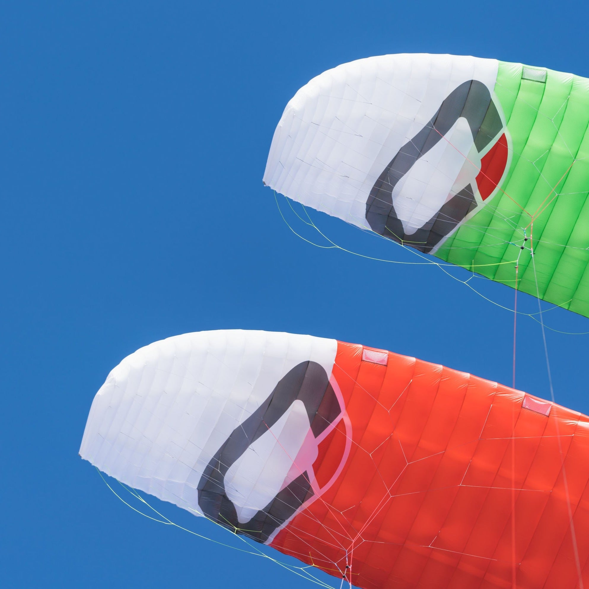 Two Ozone Chrono V4&#39;s flying. One green and one Red