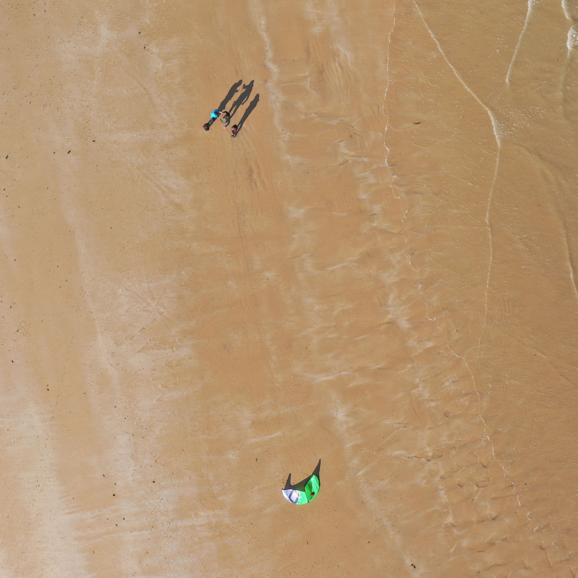 Drones birds eye view of a kitesurfing lesson in progress.